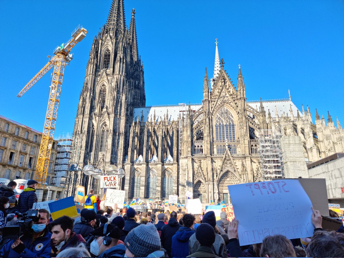 Demo für den Frieden und gegen den Krieg in der Ukraine. Köln, Roncalliplatz. Der Platz ist voll. #RussiaUkraineWar