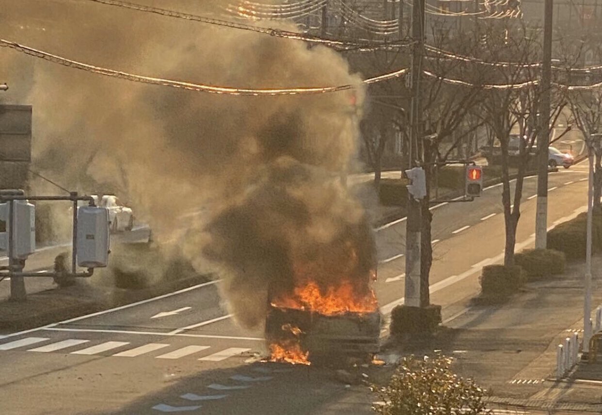 マイケルたいが V Twitter 軽トラで走行中 荷台が爆発しました まわりに怪我人もいなく 自分も怪我はありません 軽トラで旅をしていたので 持ち物や想い出 貴重品は 全て無くなりました T Co H42sheavul T Co Jagsy8h0bm Twitter