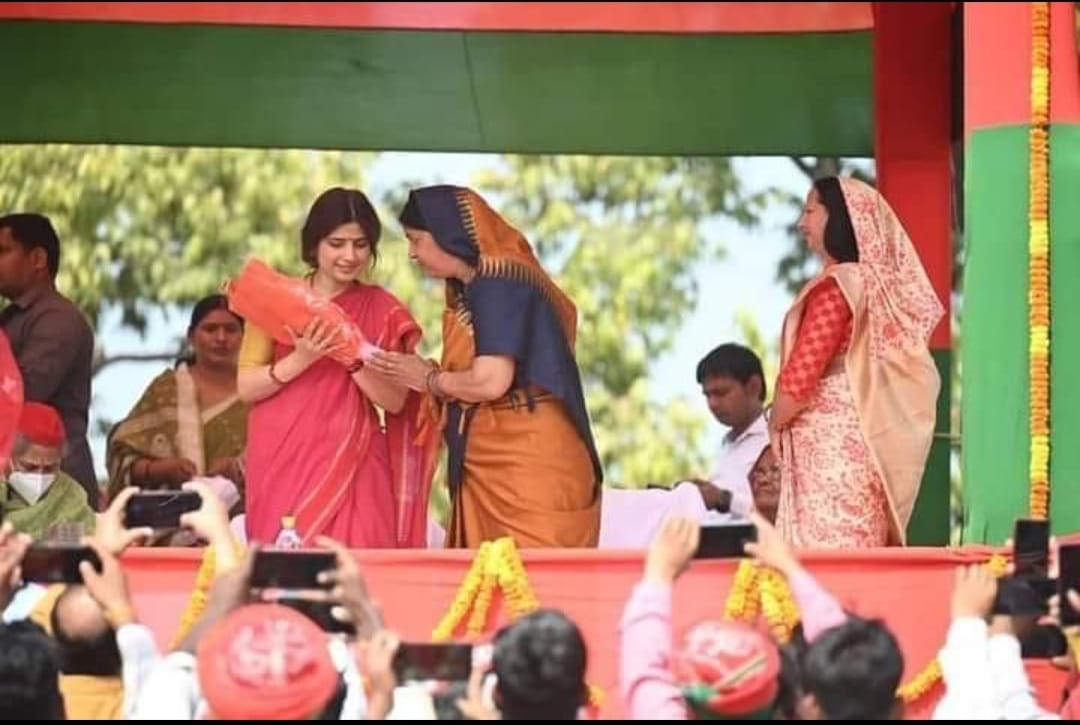 <a href="/dimpleyadav/">Dimple Yadav</a> जय अखिलेश
तय अखिलेश