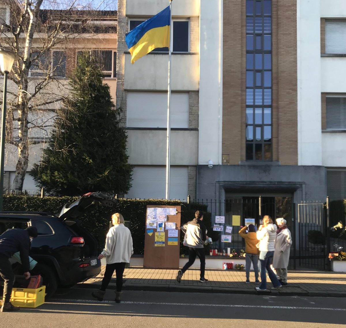 You live in #Brussels or nearby, &amp; want to help those combating Russian invasion of #Ukraine as well as the Ukrainian people? You can bring warm clothes, dry or canned food, blankets and items for kids &amp; babies 24/7 @ the 🇺🇦 embassy: av. A. Lancaster 30, Uccle #StandWithUkraine