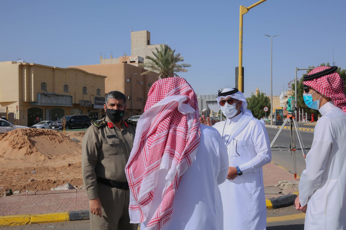 Mun_Alrass's tweet photo. لحماية عابري الطرق ولتجنب الاختناقات المرورية..

رئيس البلدية المهندس نداء الحربي يقف على التقاطعات الحيوية ومناطق عبور المشاة بحضور مدير شعبة المرور العميد حمد الباهلي ورئيس قسم السلامة المرورية العقيد فواز العواجي. https://t.co/r8qGE5wVLm