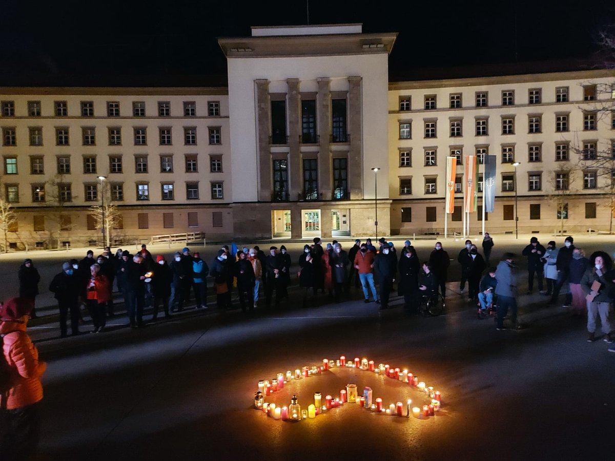 #yeswecare am Landhausplatz in Innsbruck ... Berührende Momente und eine sehr bewegenden Stimmung! Gänsehautmoment! DANKE ... #Ukraine #WeStandWithUkraine CC <a href="/LandauDaniel/">Daniel Landau</a> ..

Und um 20.00 Uhr am Heldenplatz in Wien!