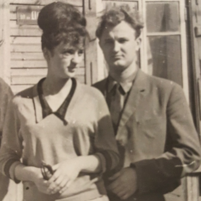 Babam Ukrayna doğumlu.
Annem Rusya doğumlu. 
Ben Kazakistan doğumluyum.
Hepimiz Güneş Sisteminde bulunan Dünya Gezegeni doğumluyuz. Kan rengimiz kırmızı. Aynı havayı soluyoruz. 
Artık bilinçsizlik zindanından çıkıp hepimizin bu gezegenin ailesi olduğumuzu idrak etme zamanı.Acilen