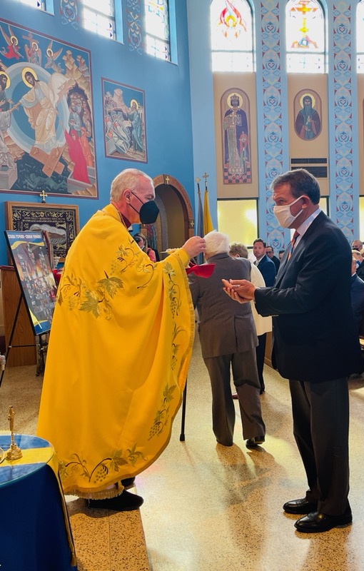 westchestergov's tweet photo. In the wake of the current crisis overseas, County Executive George Latimer declared Sunday, February 27 a Day of Prayer for Ukraine in Westchester County. He celebrated mass with the Ukrainian community in Yonkers at St. Michael the Archangel Ukrainian Catholic Church. https://t.co/586LUfCtcy
