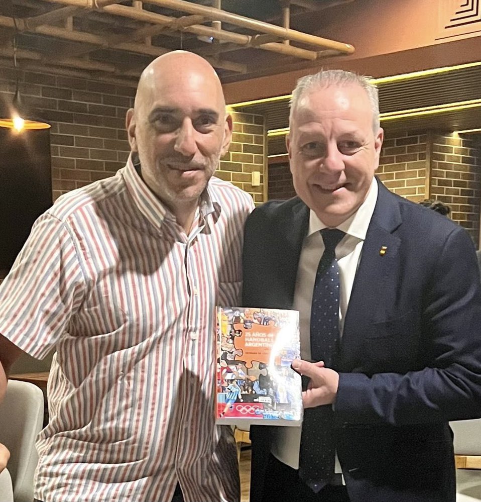 Paco Blázquez, Pte de la Real Federación Española @rfebalonmano, ya lee “25 años de handball argentino”.

Conseguí tu ejemplar en el stand de @pegagrip durante el Súper 8 en @vilohandball 

#handball #balonmano