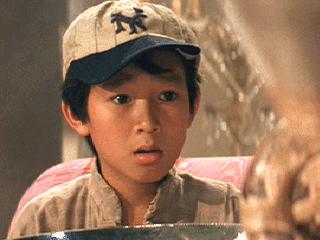 Индиана джонс 3. Джонатан ке кван коротышка. Индиана джонс и храм судьбы ке кван. Индиана джонс коротышка актер. Индиана джонс мальчик.