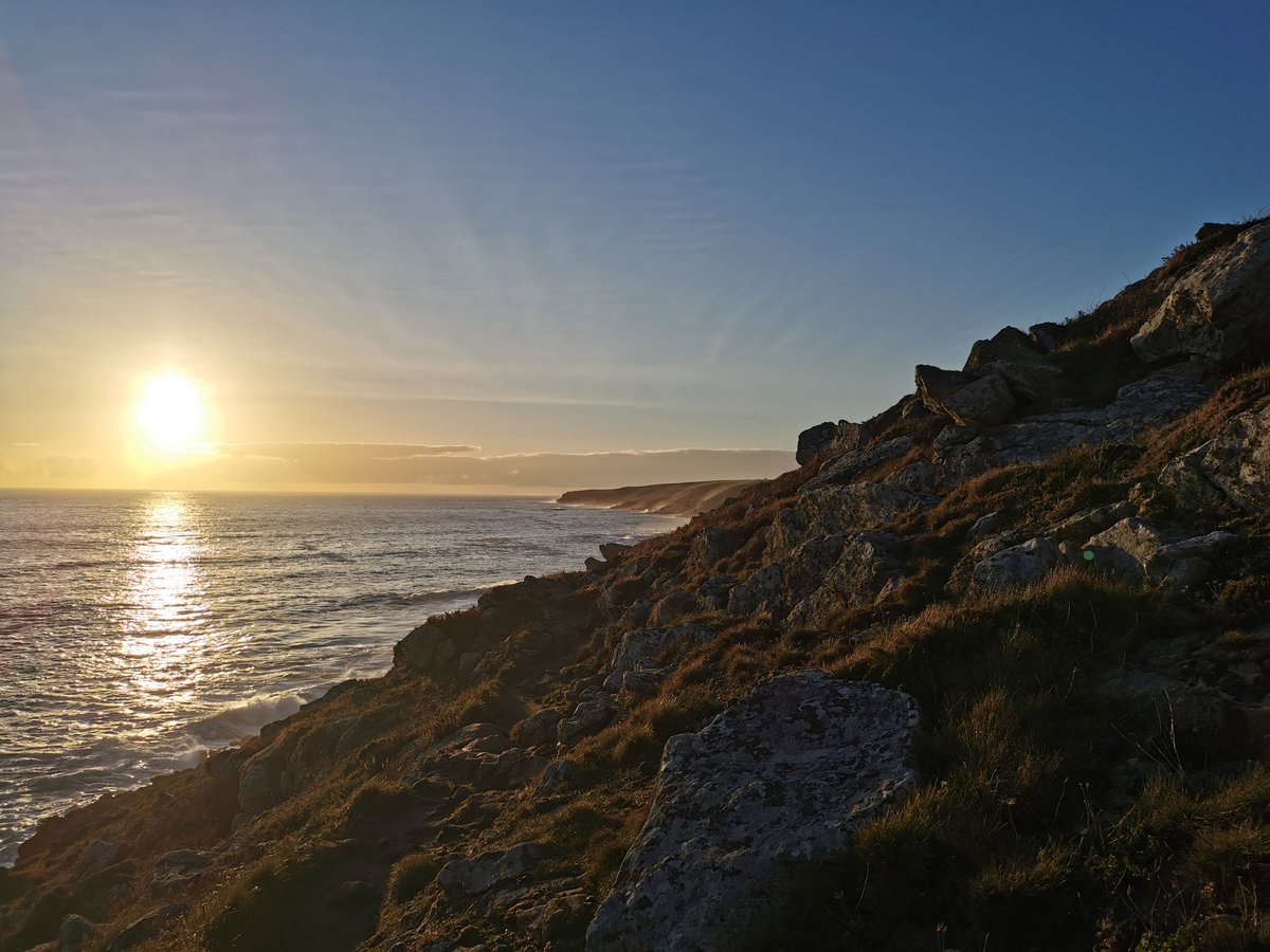 Amzer vrav evit echuiñ fin ar sizhun. Sioulaet an avel, ne chom nemet moged eonek ar mor o tiskouez e gounnar o vervel.
Beautiful weather to finish the week. Quiter the wind, it remains the smoky seaspray only to show the dying anger of the sea.