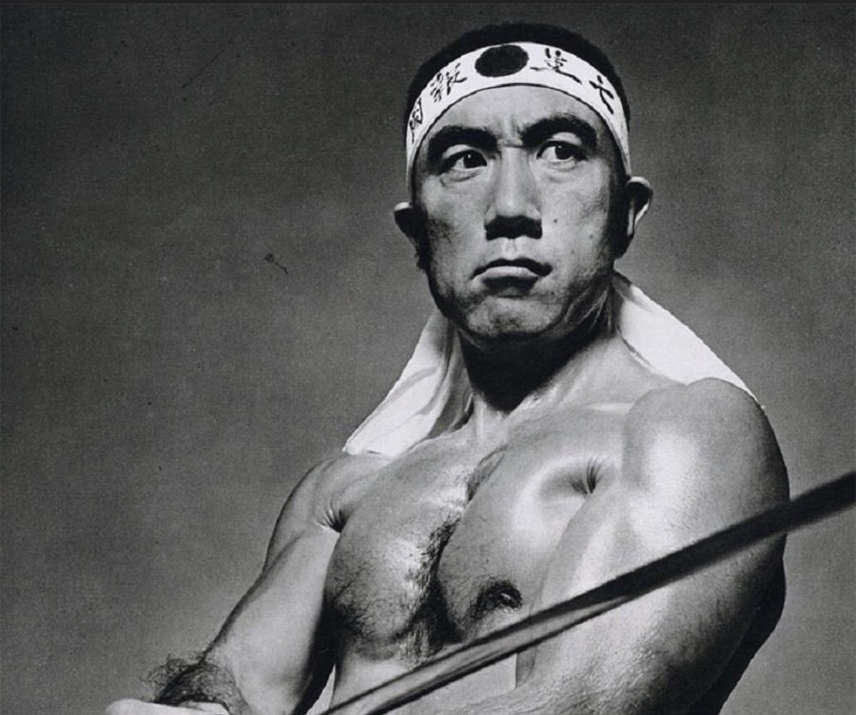 Юкио мисима запретные цвета. Солнце и сталь юкио мисима книга. Юкио мисима мышцы. Юкио мисима запретные. Юкио мисима.