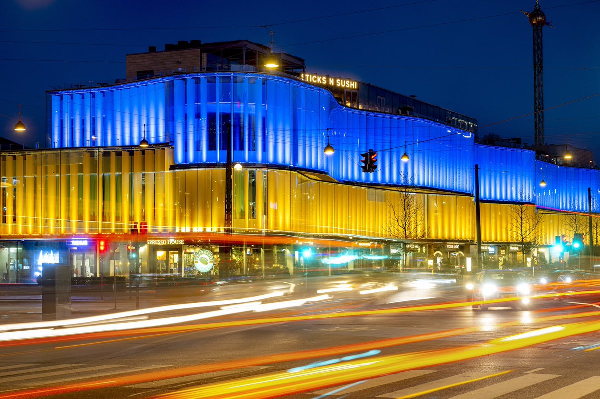 Tivoli's tweet image. I de næste 48 timer lyser vi Tivoli Hjørnet op i det ukrainske flags farver. I krig taber vi alle

 #standwithukraine #poldk #dkmedier #ukraine