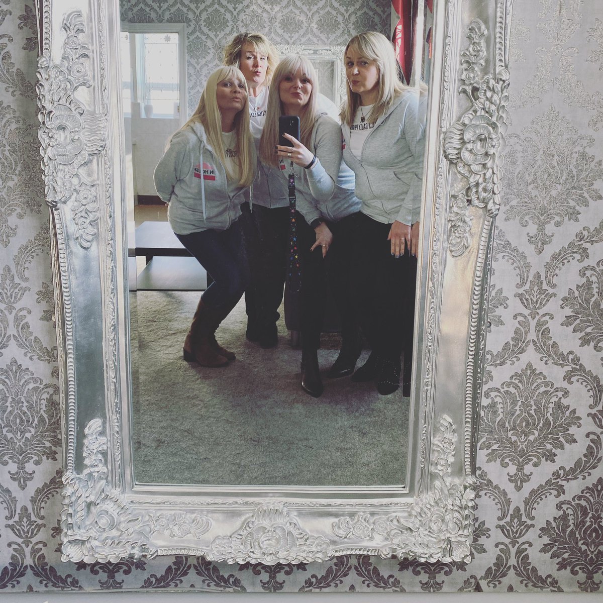 Always on the lookout for great photo opportunities! 😉 #pout #saycheese #ladiesloos 😆⭐️