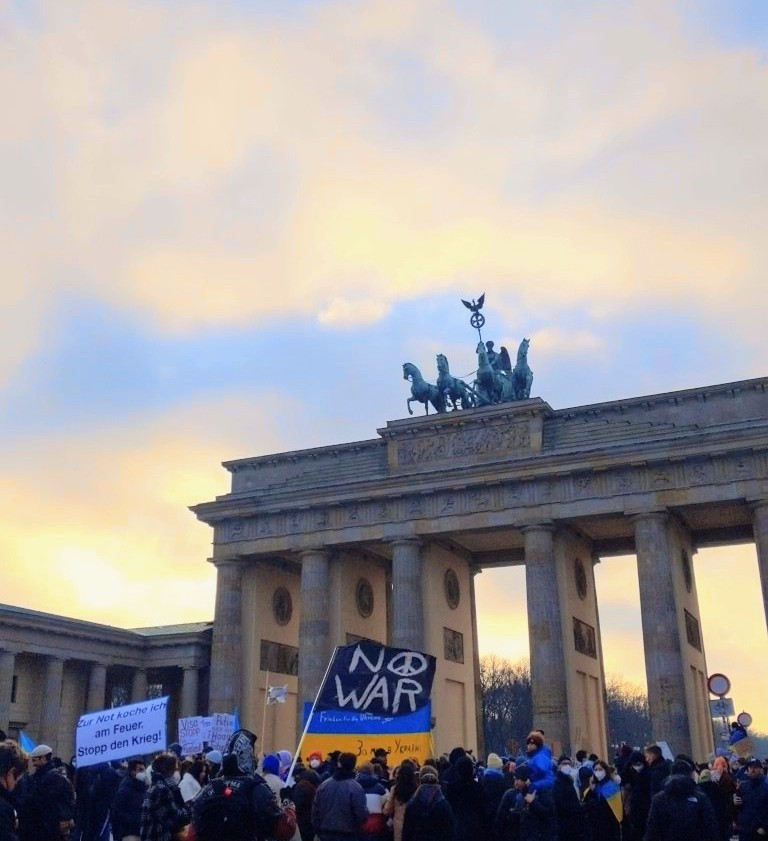 500.000 Menschen versammelten sich heute alleine in Berlin um an einer #Friedensdemo für die Ukraine teilzunehmen.

Bundesregierung: 
let's start #Waffenlieferungen
1000 Panzerabwehrwaffen + 500 Boden-Luft-Raketen
#NoWar #FriedenSchaffenOhneWaffen