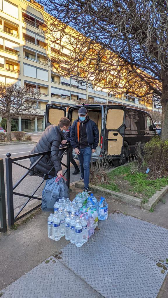 Arnaud_Pericard's tweet photo. Un très grand merci à la paroisse gréco-catholique, ainsi qu’à la paroisse Saint-Léger de #SaintGermainenLaye, aux bénévoles mobilisés et aux donateurs.

Cet élan de solidarité est un marqueur fort et symbolique de notre soutien au peuple ukrainien 🇺🇦🇪🇺🇫🇷 https://t.co/q2uQNH316q