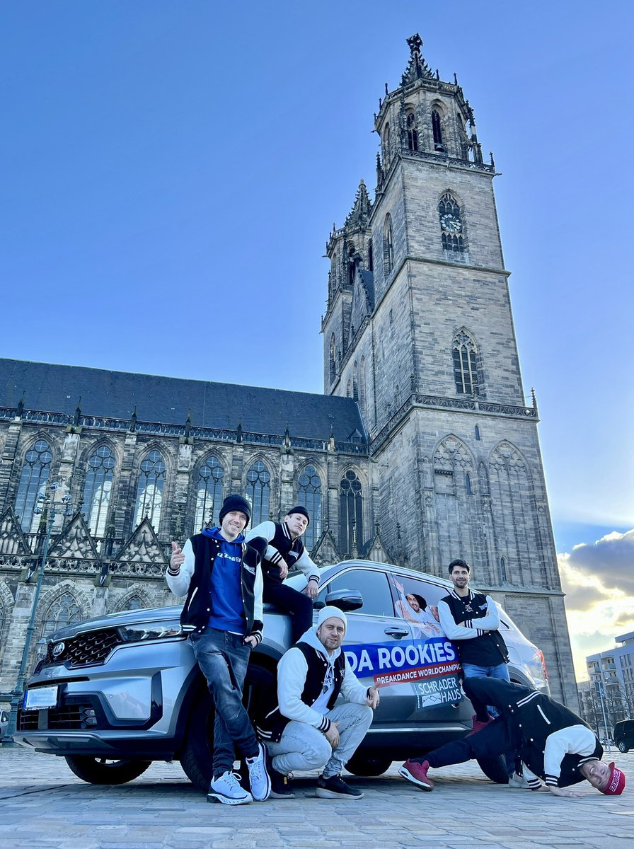 ⭐️ Wir sind Ready for 2022. Gestern hatten wir Jahresauftakt-Meeting um kommende Shows und Projekte zu besprechen. Gleich im Anschluss gab es ein kleines Choreografie Training und zum Abschluss ein Shooting vor unserem Dom für @schrader_haus unserem Premium Partner. ⭐️