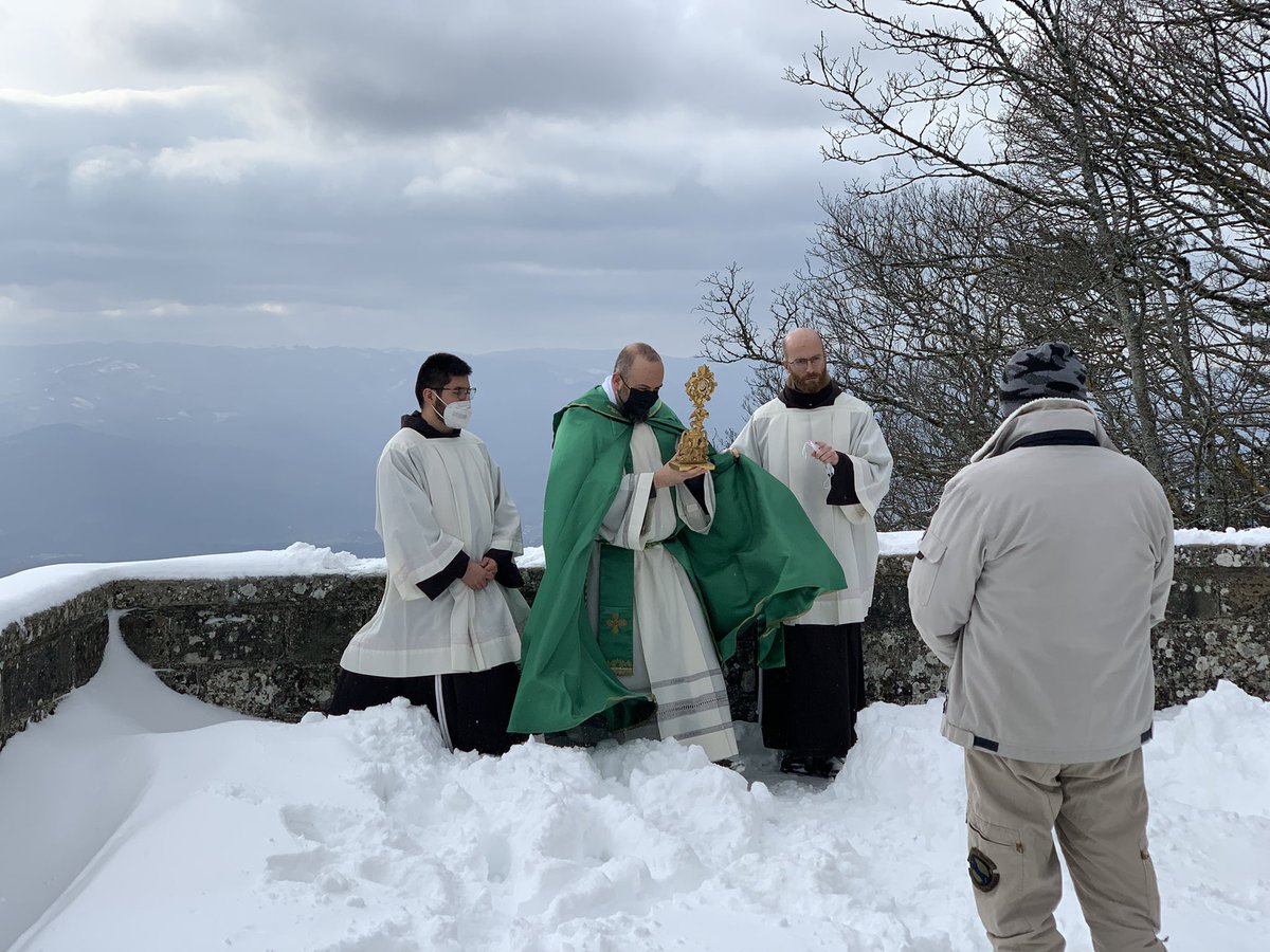 santuarioverna's tweet photo. Carissime amiche e amici,
Oggi abbiamo innalzato qui al #santuariodellaverna, in unione con gli amici del #Santuario ma anche con tutti gli uomini e le donne di buona volontà, la nostra #preghiera di #supplica e di #intercessione per la fine della #guerra in #Ucraina https://t.co/PTnFmA3s6E