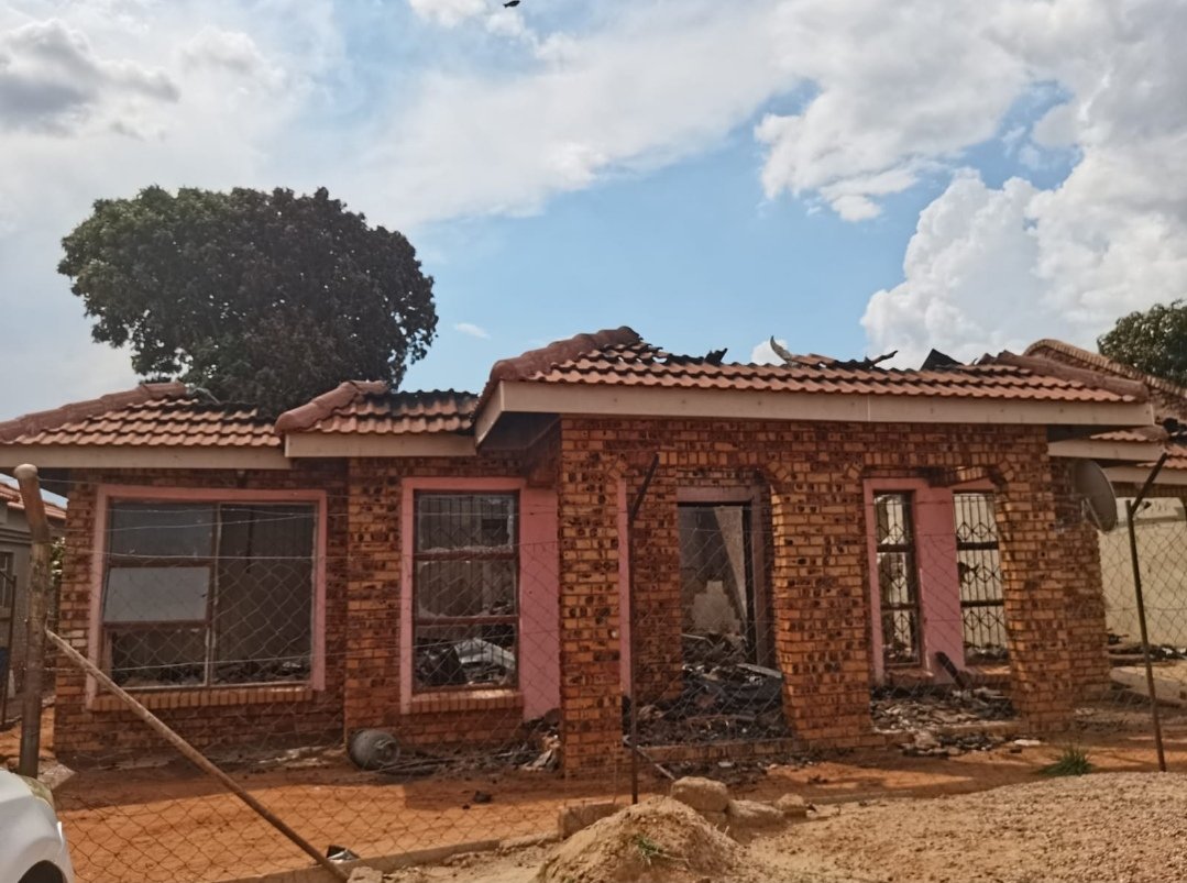KhaasTebatso's tweet photo. Hey guys unfortunately I come here with a heavy heart, my friend Paballo and her family lost their home and everything else in it they have nothing atm. I know how much this platform has helped so many people in the past, all I plead is for us to help this family.. https://t.co/QWSKSEEKsK