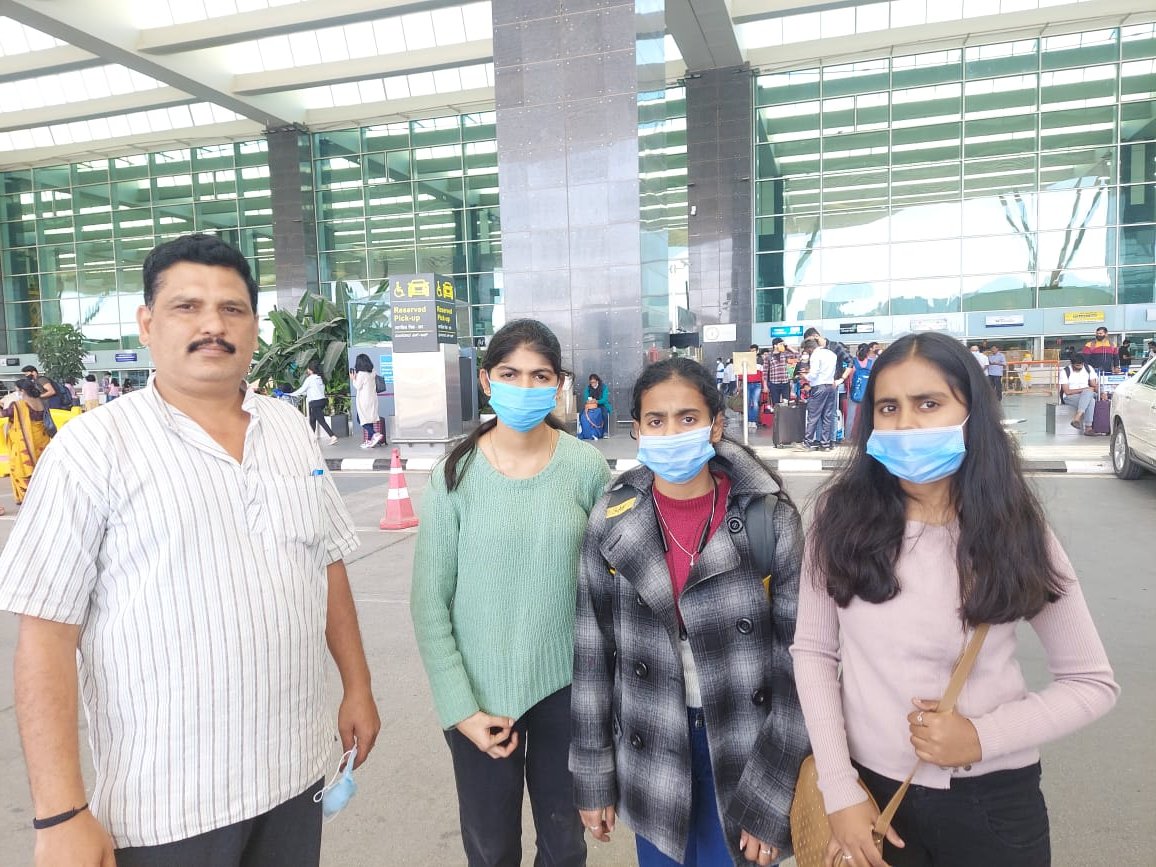 SharonThambala's tweet photo. Gowthami belongs to #Kadapa, Harshitha belongs to #Madanapalle &amp; Jayasree belongs to #Valmikipuram.
#AndhraPradesh govt dropping them at the doorsteps of their homes.

#Ukraine #Telugu #TeluguStudents https://t.co/2FxRCCvCbH