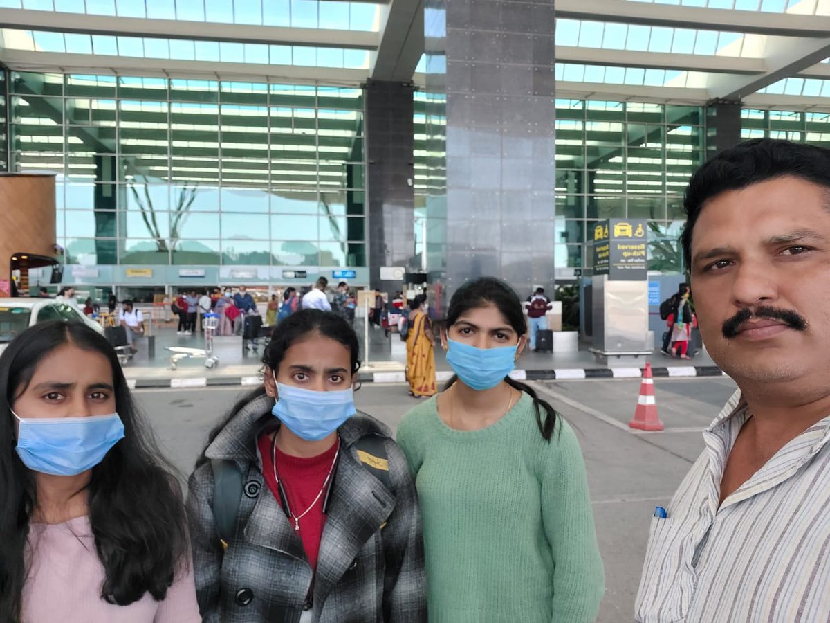 SharonThambala's tweet photo. Gowthami belongs to #Kadapa, Harshitha belongs to #Madanapalle &amp; Jayasree belongs to #Valmikipuram.
#AndhraPradesh govt dropping them at the doorsteps of their homes.

#Ukraine #Telugu #TeluguStudents https://t.co/2FxRCCvCbH
