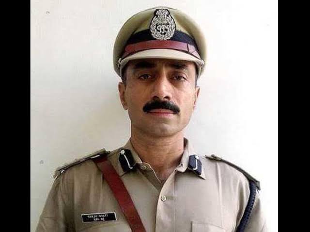 Munnssif's tweet photo. How did nanavati commission gave these man a clean chit when an honest IPS officer sanjiv bhatt made it clear that who was the reason for not controlling the mobs which killed raped and looted muslim localities #2002GujaratGenocide https://t.co/VYFCZxCVfn