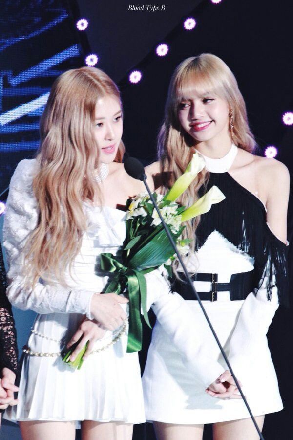 @LEEJENY Sesampainya di hadapan kedua mempelai, Alle memberikan buket bunga yang akan dipakai untuk pelemparan dengan tangan yang bergetar. “Happy wedding, Cakra dan Selena! Semoga yang dapat bunga ini bias segera nyusul, ya!”