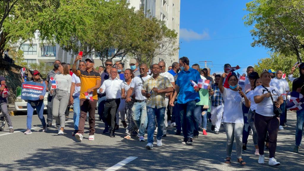 Apoyando desde los alrededores del Congreso Nacional al presidente de la República <a href="/luisabinader/">Luis Abinader</a> en su discurso de rendición de cuentas. Presidente que gobierna de una forma transparente y eficaz por un país digno que nos merecemos los dominicanos y dominicanas. 
#LogrosDelCambio