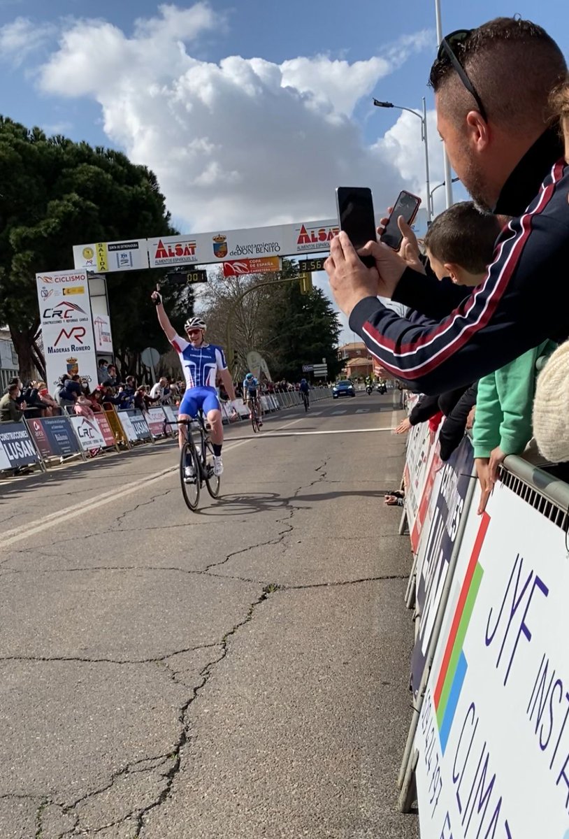 🏁 #CircuitoGuadiana22 el ruso, Syritsa (Lokosphinx), vence la primera prueba de la #CopaEspanaEliteSub23, tras ser el más rápido del terceto que llego a meta.

2️⃣ Pietrobon (Eolo)
3️⃣ Beake (Brocar)

⛰ Andoni López (Caja Rural)
Ⓜ️ Yago Segovia (GOM)
👨‍👦‍👦 Lokosphinx