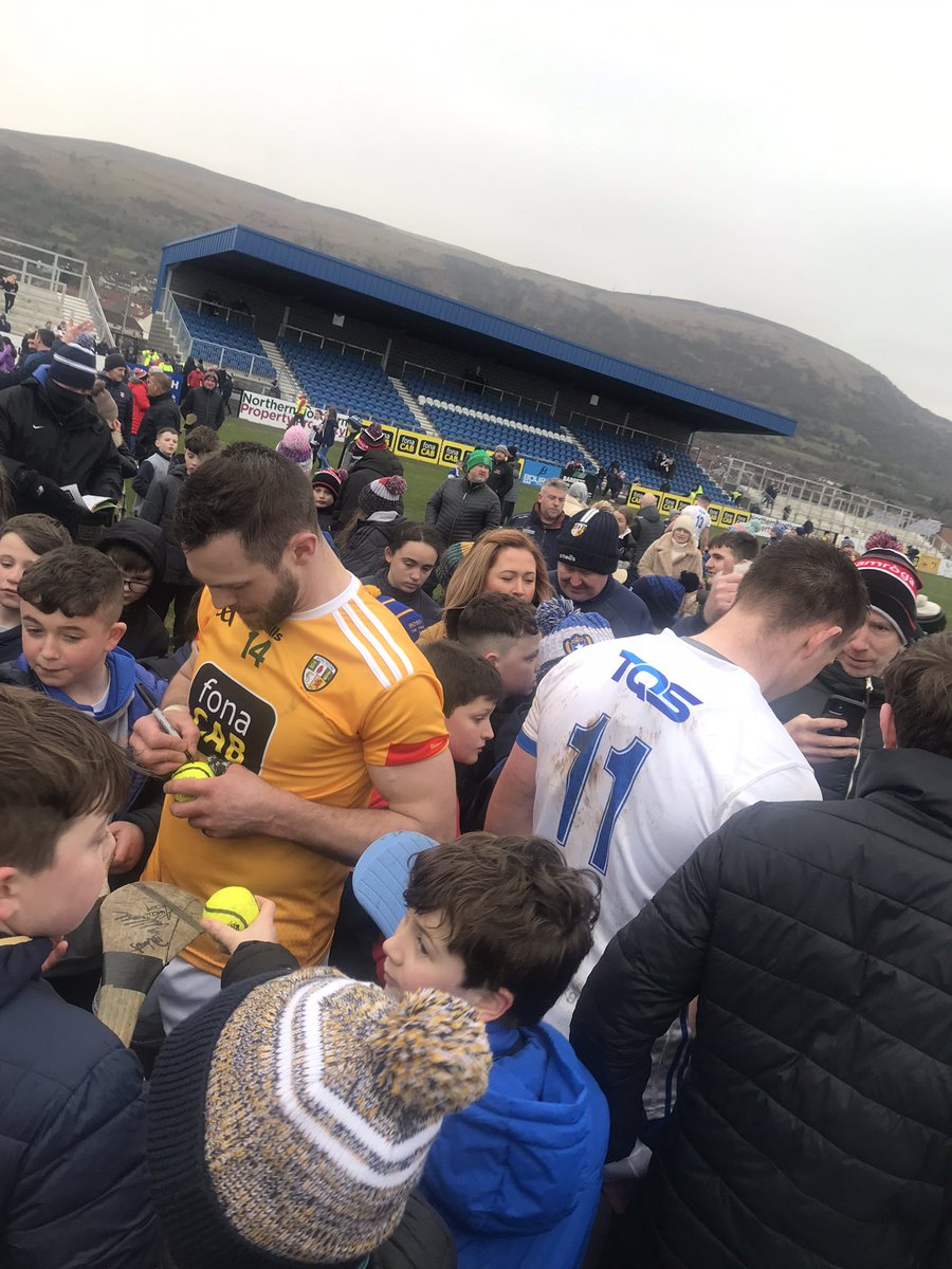 Two legends of the game Neil McManus and Austin Gleeson swamped signing autographs #GAABelong