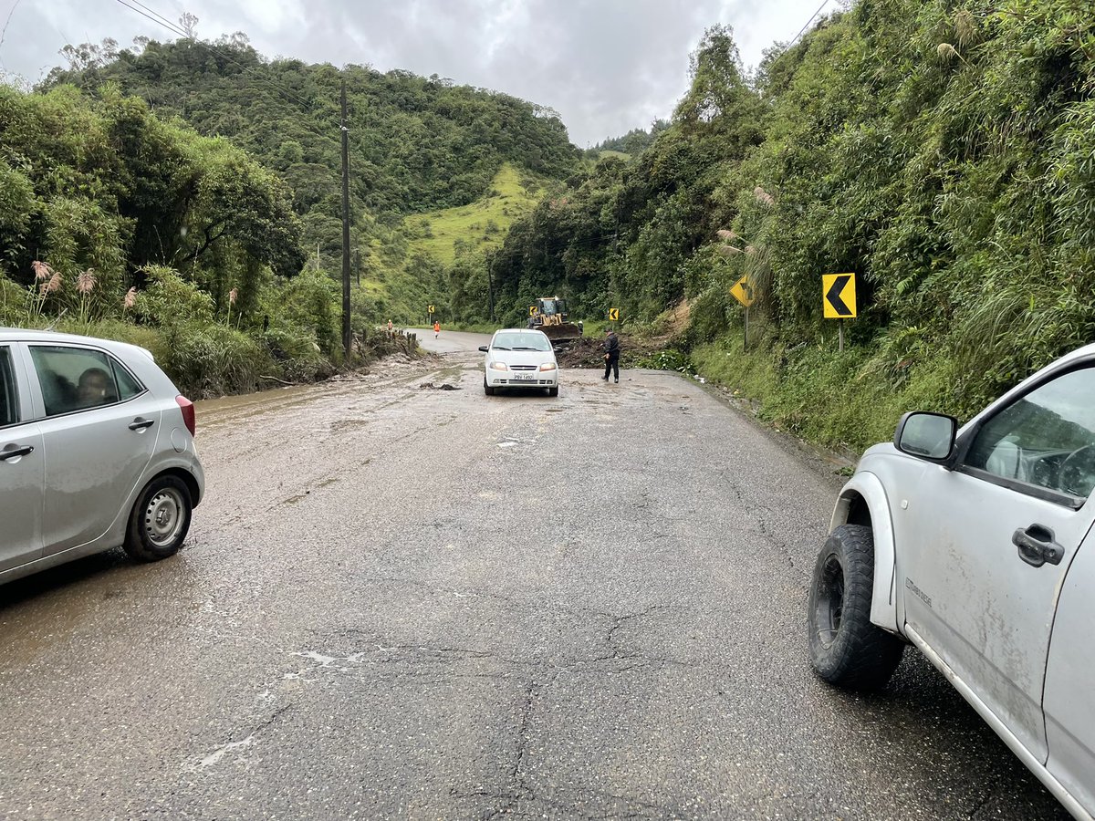 paulramirez1991's tweet photo. En horas de la mañana se produjo un deslizamiento fuerte en la vía Zhud-Angas razón por la cual el MTOP del #Cañar desplegó equipo para su debida limpieza. El duro invierno que golpea la provincia no nos impide garantizar la transitabilidad por la RVE. https://t.co/oymIwUhdlL