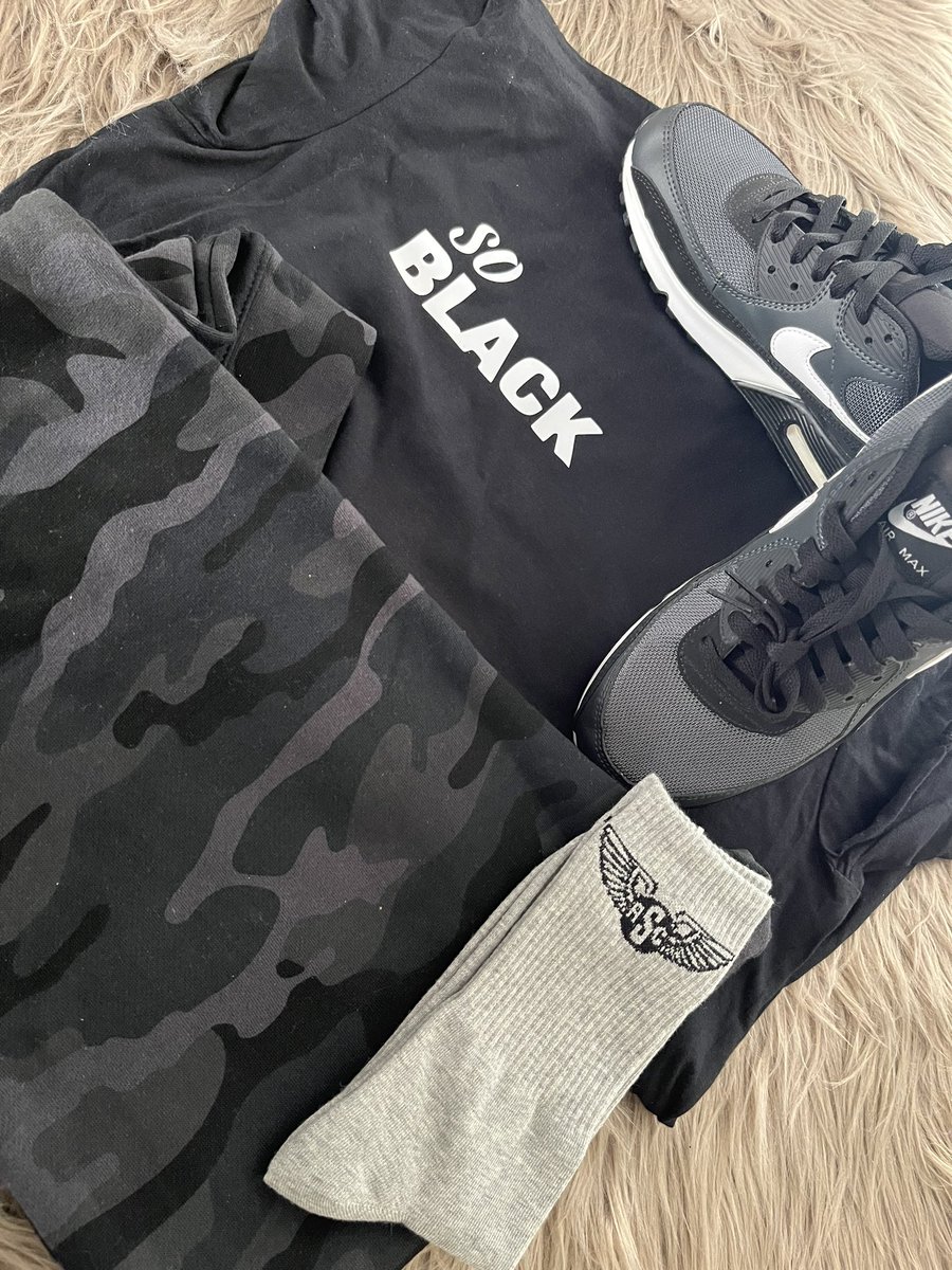 uncle_rjs's tweet photo. #soblack @seeyoudifferent @richsockclique @Nike #airmax90 #sayuncle https://t.co/8qfcwLpXid