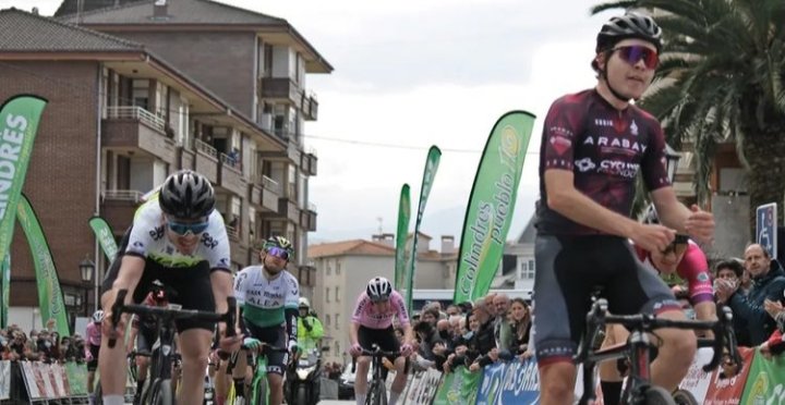 🏁 #MemorialSantisteban Andrew Vollmer (Arabay), impone su punta de velocidad en el grupo de 13 que se jugó el triunfo.

2️⃣ X. Berasategi (L. Kutxa)
3️⃣ F. Robinson (Eiser)

⛰ Enekoitz Azparren (L. Kutxa)
Ⓜ️ V. Castellano (Arabay)
SE L. Tower (Previley)
👨‍👦‍👦 Arabay

📷 <a href="/FraileEriz/">Eriz Fraile</a>