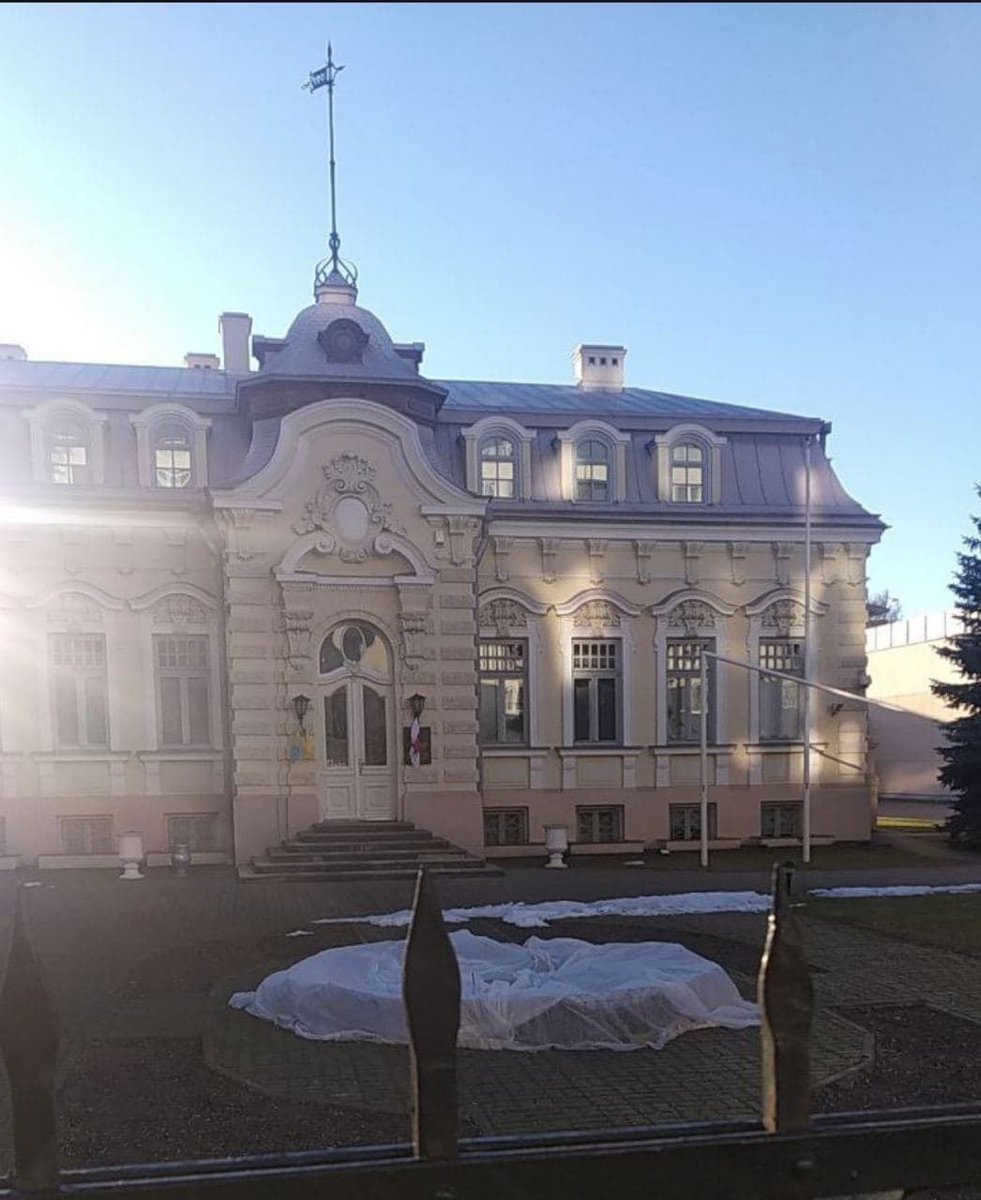 nexta_tv's tweet photo. Lukashenka's flag was removed from the #Belarusian embassy in #Vilnius and replaced with the national white-pass-white flag and the #Ukrainian flag. It is reported that the national flag was also noticed at the Belarusian embassy in #Paris. https://t.co/XLYHcSGPnK