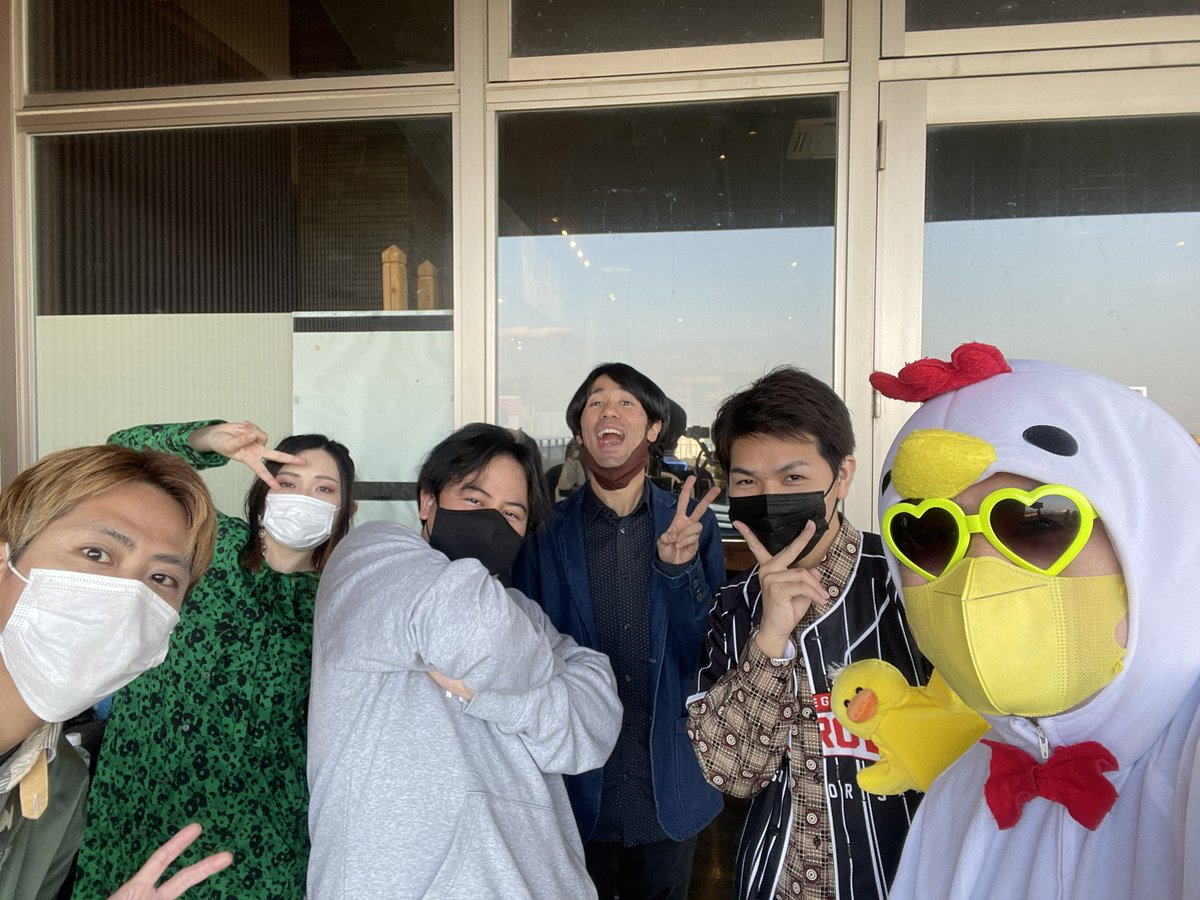 Shinjie6's tweet photo. Beat Lockのみなさんと!
マツコさんmc中でいませんが…
アカペラってなんであんなかっこいいのでしょう!
全員タグ付け出来ず…すんません。
#ありがとうHeroes #BeatLock #アカペラ #やきとりバンド https://t.co/1iYxXRgvv9