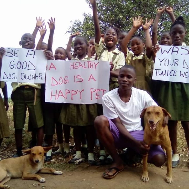 LiberiaAnimal's tweet photo. Our #dogwashing program promotes #ONEHEALTH CONCEPT that contributes to curtailing #diseasetransmission and also helps to cement the love and relationship between the #dogs and their owners especially the children. Please chip in at www.liberiaanimalwelfaresociety
#Dogbathing https://t.co/shYyNrjkuF