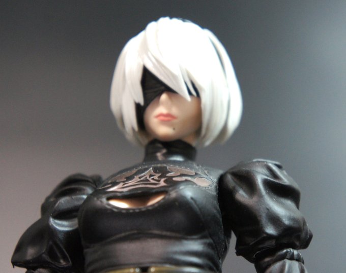 顔は差し替えパーツが2つ付いてくる
叫び顔(目隠し有)と目隠し無し素顔
はめ込みのすり合わせがいい加減で前髪と頭部の間にデカい隙間が開くので撮影は目隠し顔だけにした
隣の非正規1/6と比べるとだいぶ大きいのがわかる
1/8スケールくらいかな?
刀の大きさがほぼ同じなのには笑った 