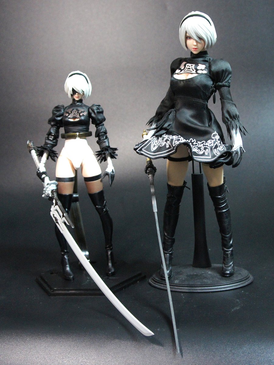 顔は差し替えパーツが2つ付いてくる
叫び顔(目隠し有)と目隠し無し素顔
はめ込みのすり合わせがいい加減で前髪と頭部の間にデカい隙間が開くので撮影は目隠し顔だけにした
隣の非正規1/6と比べるとだいぶ大きいのがわかる
1/8スケールくらいかな?
刀の大きさがほぼ同じなのには笑った 