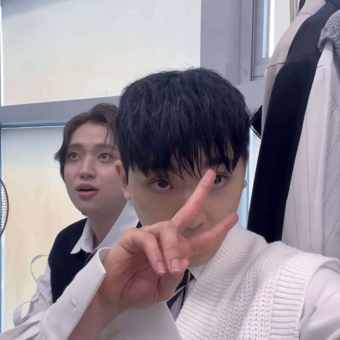 whynotniel's tweet photo. 아… 이런 귀여운 생명체들을 봤나 🤦‍♀️💜
최장조씨는 어느 각도로 찍어도 잘생김 뿜뿜하고 안다니엘씨는 요리조리 봐도 이쁜 29개월 애기같네 😘
사진인 척하고 동영상 찍는 종현이와 옆에서 동영상을 왜 찍냐며 헛웃음 짓는 니엘이 😂😂 넘 귀엽다 ㅠㅠㅠㅠㅠ https://t.co/cbEgijNbbJ