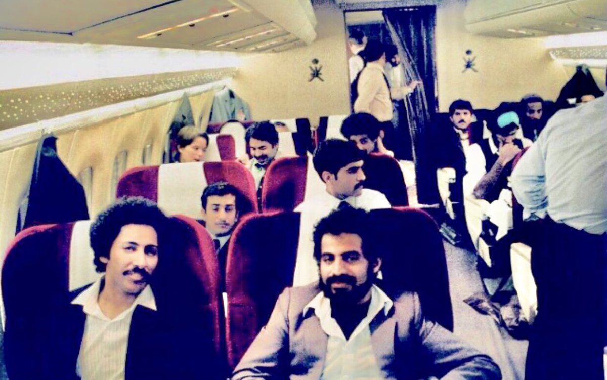 جاء إلى عاصمة الوطن عام ١٩٧٥ ضمن مسيرة شعبية ليرسم بإصبعيه علامة النصر ، فتسلطت سيارة مجنونة لتغتال رسمة الأصبعين
وبينما الوطن يغني للنصر كان الشيخ عبدالله المشهور يفوق من "البنج" في المستشفى وقد بترت يده ليرسم بضمادته النصر 
وهذا العاشق الجميل يغادرنا اليوم وآخر وصاياه حب الوطن.