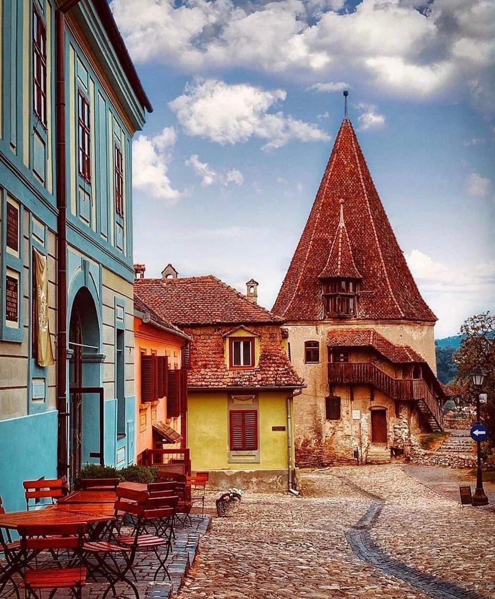 LM11222's tweet photo. Medieval Sighisoara - the birthplace of Vlad the Impaler  #Transylvania #Romania https://t.co/FonPcM72hT