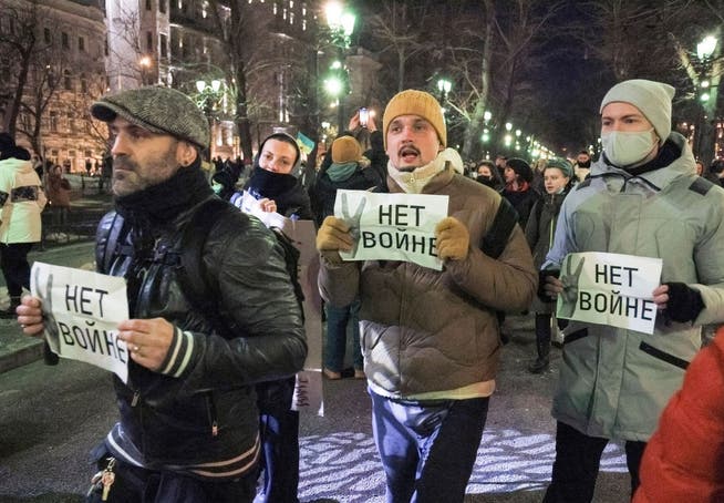 Aboujahjah's tweet photo. We praten niet genoeg over hen, maar al die Russen die demonstreren tegen de oorlog en daarvoor gearresteerd en geslagen worden, zijn helden.❤ https://t.co/hnkBbEYkYM