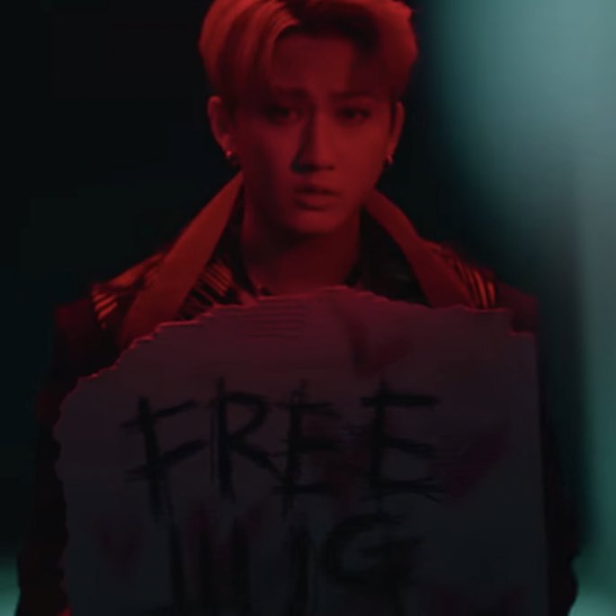 skznewsupdates's tweet photo. The way Changbin looks so fierce and serious then he has a ‘free hug’ sign around his neck 😭 https://t.co/G4PBsyRfMf