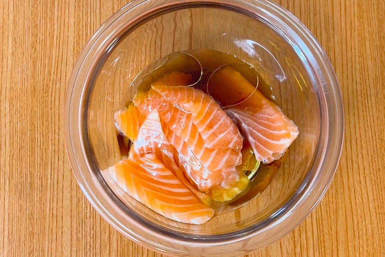 簡単に作れるのに美味しい一品に仕上がる？！サーモンを使ったカルパッチョ風レシピ！