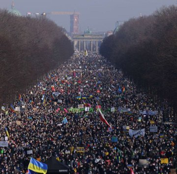 Meer dan een half miljoen demonstranten in Berlijn tegen de aanvalsoorlog in Oekraïne.
Twee jaar hebben de wappies (die nu deels met Poetin heulen)  de pleinen en straten geterroriseerd met hun onzinnige protesten.
Als wij de straat op gaan: we zijn met veel meer