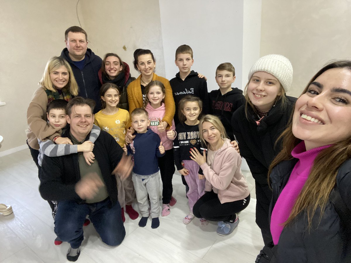 SolMacaluso's tweet photo. Otra despedida y ya van 4… mi familia cada vez se hace más grande con cada uno de ellos. El padre antes de irnos me dijo: “Salven el futuro de mis hijos con su información, gracias por lo que hacen por Ucrania”. Seguimos viaje ahora 🥺 (y sigo llorando…) 🙏🏼💔. https://t.co/Ao7yXOhDPC