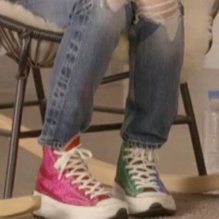 sungiees's tweet photo. omg han wearing his iconic glitter converse again https://t.co/00TCD4s6RU