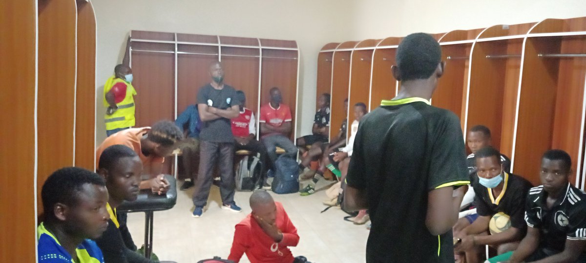 NyagatareNyc's tweet photo. Muri Vestier, Ikipe ya Youth Volunteers #NyagatareSector bakinnye n'Abacuruzi #PSF mu rwego rwo kugira Ubufatanye mu kazi. #NYCCoorddistrict #Katurebe addressing them. @NyagatareDistr @YouthCultureRW @gatjmv @RwandaYouth @RyvcpNyagatare https://t.co/OTB40ybWDV
