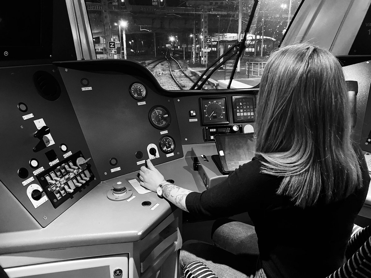 Côté coulisses. 
Une journée avec <a href="/Nozmiee/">Noémie C.</a>, conductrice de trains <a href="/TERHDF/">TER Hauts-de-France</a>, pour son portrait par <a href="/kenza_S_E/">Kenza Safi-Eddine</a> &amp; <a href="/brutofficiel/">Brut FR</a>