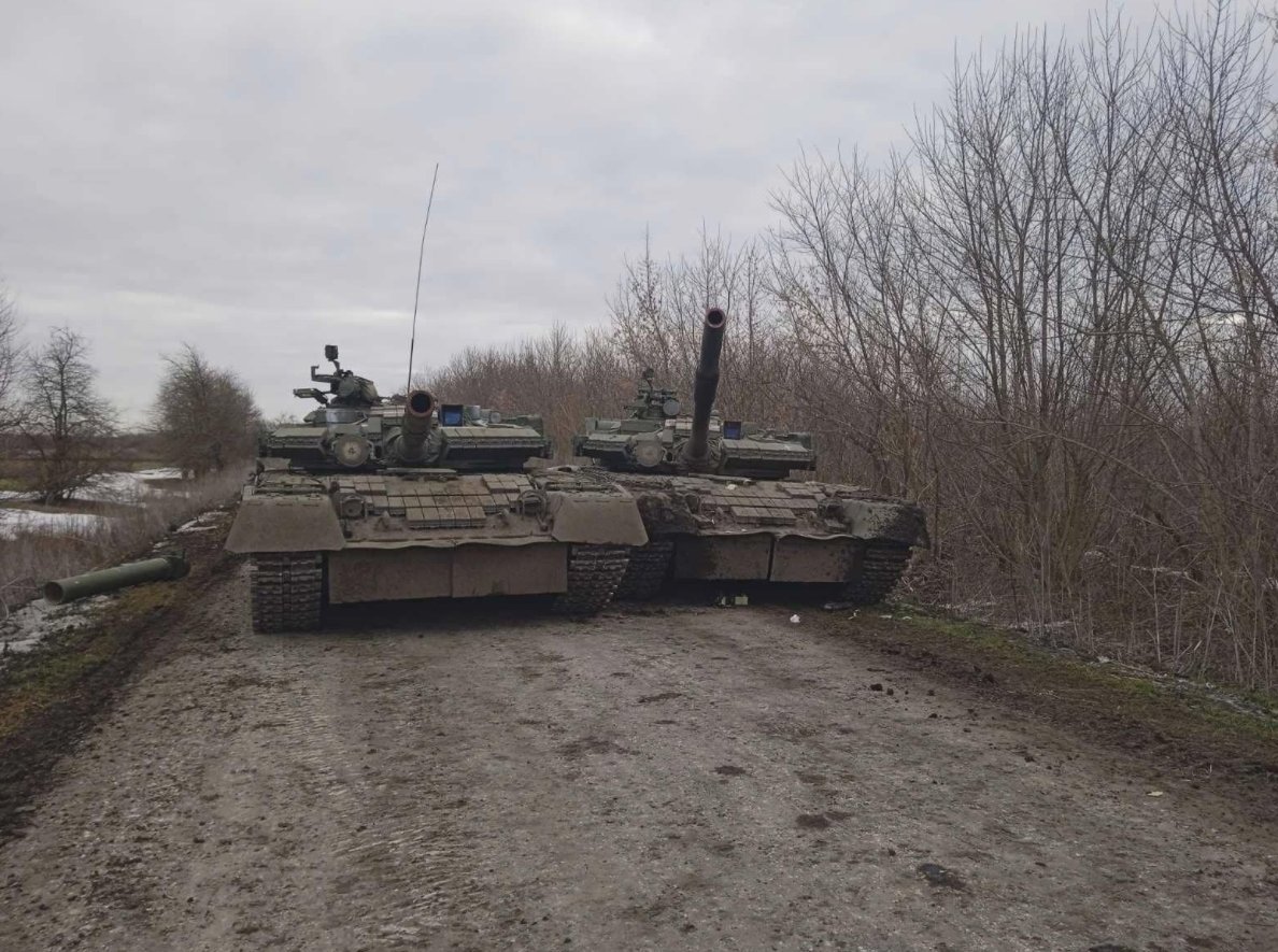 UkraineUpdates4's tweet image. #Ukraine: In Chupakhivka, #Sumy Oblast, the Ukrainian military captured two T-80BV and a possible T-80U. Follow us for live updates.
