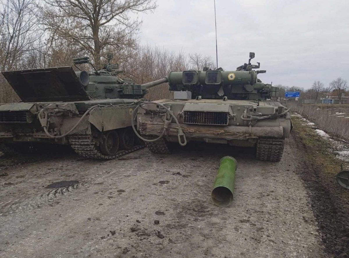 UkraineUpdates4's tweet image. #Ukraine: In Chupakhivka, #Sumy Oblast, the Ukrainian military captured two T-80BV and a possible T-80U. Follow us for live updates.