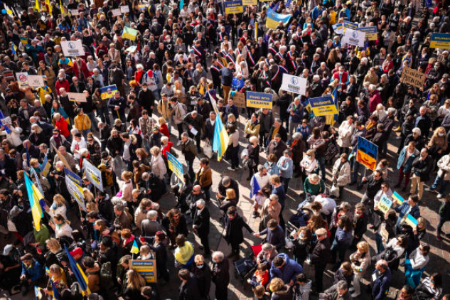 Plus d’un millier de personnes rassemblées à Toulouse en soutien au peuple ukrainien lemonde.fr/international/…