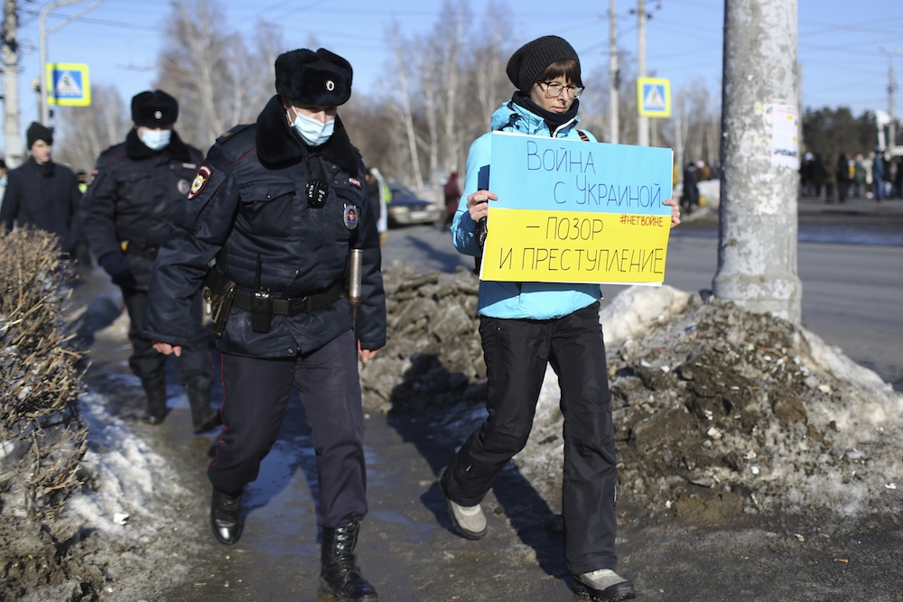 🔴DIRECTO | Rusia detiene a otras 900 personas en 44 ciudades del país por protestar contra la invasión de Ucrania bit.ly/3s2IVtx 📷AP Photo/Evgeniy Sofiychuk