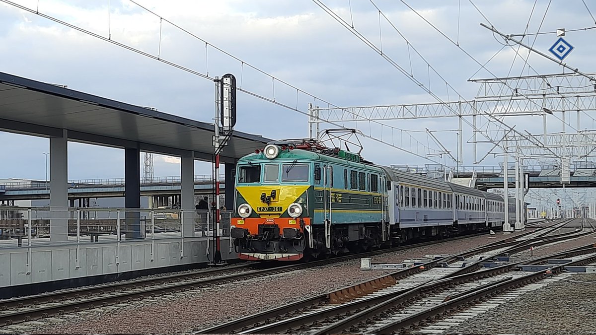 LeszekMatula's tweet photo. Rodzynek we flocie @PKPIntercityPDP czyli EP07-361 w obsłudze poc. IC 35150/1 "Halny" Zakopane - Bydgoszcz na stacji Czechowice-Dziedzice. 27.02.2022r. #EU07 #EP07 #LK93 #fotografiakolejowa https://t.co/iv3CMLjM3D